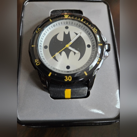 BATMAN Yellow Stripe Band Sport Watch by Accutime (New) - Picture 2 of 4